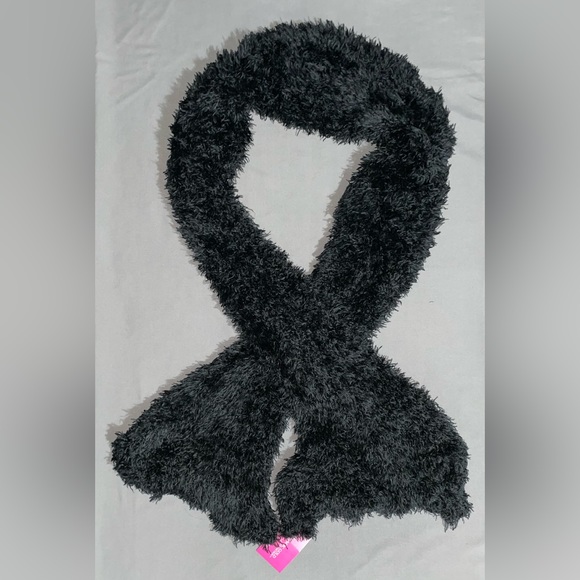 Shaggy Black Scarf - Picture 5 of 5